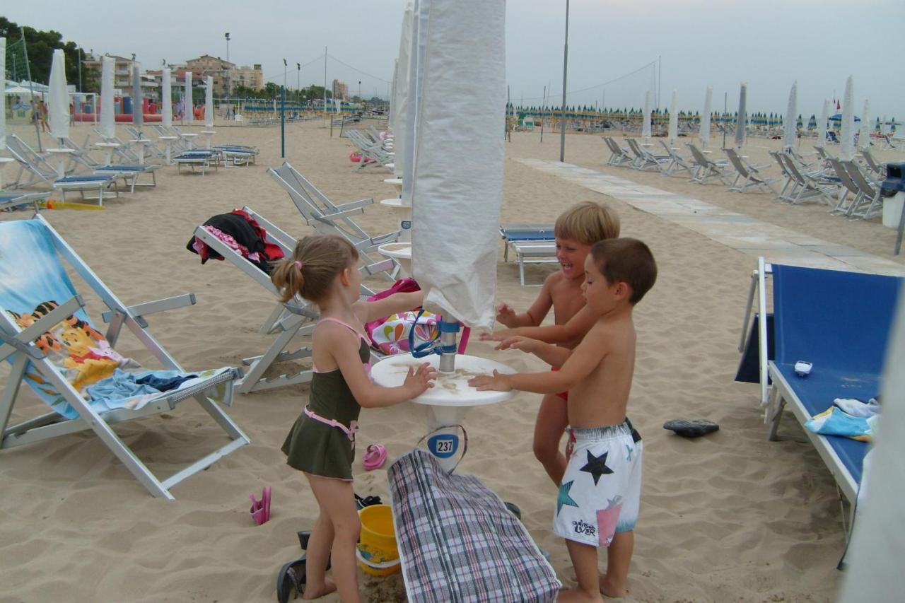 Hotel Albatros Roseto Degli Abruzzi Exterior foto