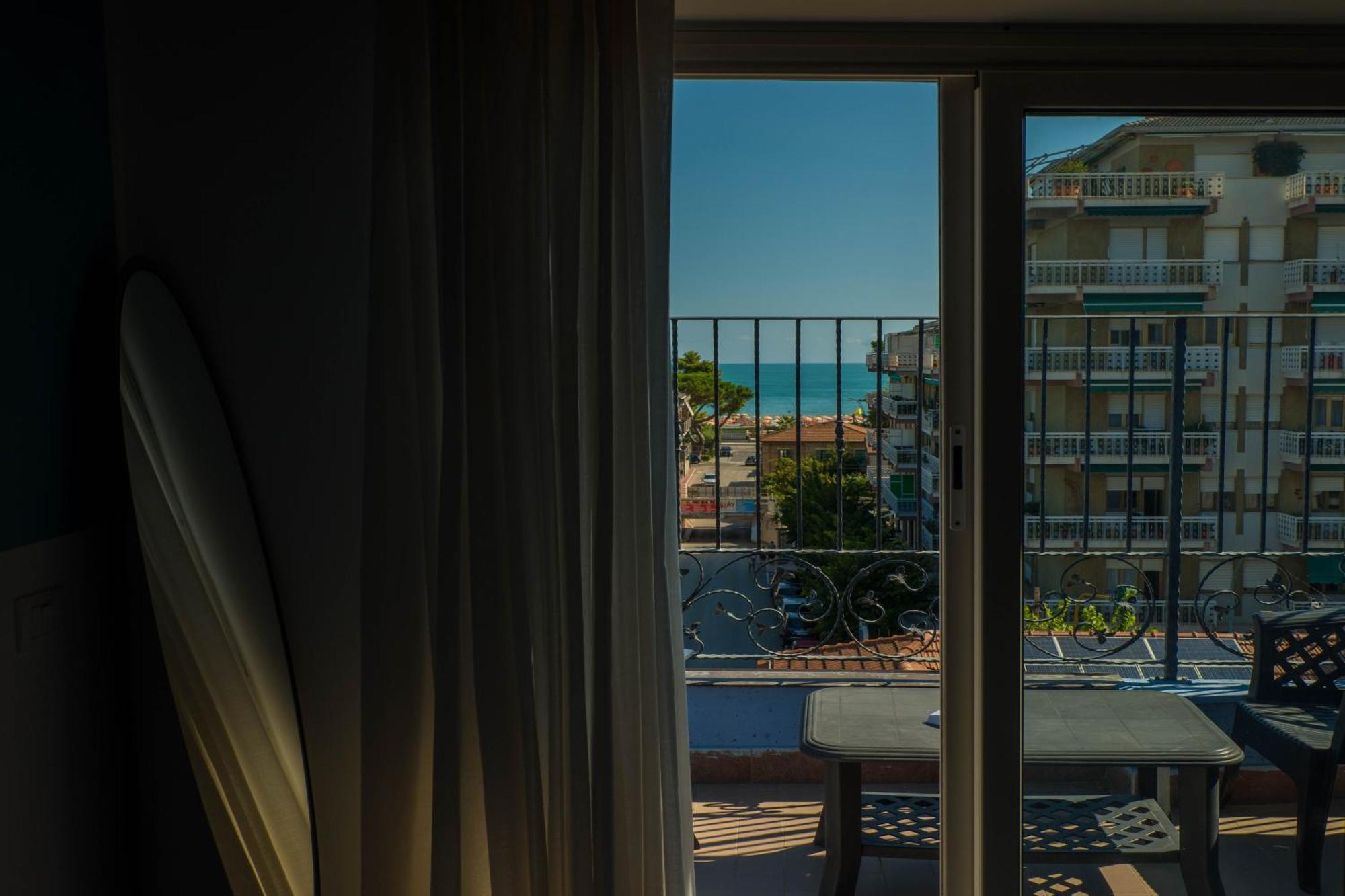 Hotel Albatros Roseto Degli Abruzzi Exterior foto