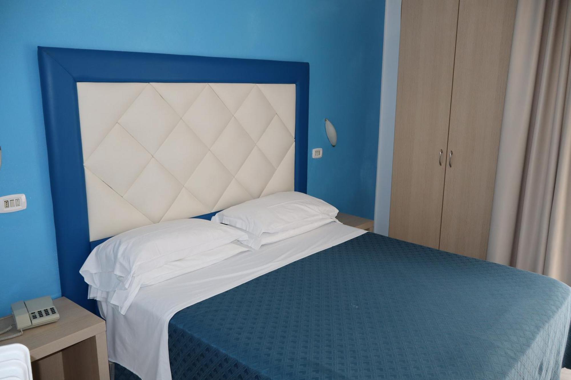 Hotel Albatros Roseto Degli Abruzzi Exterior foto